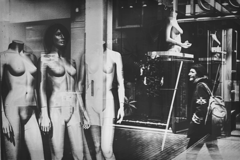 Street photo in Zwolle, Netherlands by Theo Hoofwijk