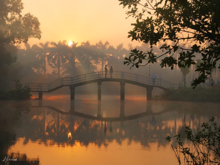 Street photo in Dhaka, Bangladesh by Humaied Ullah