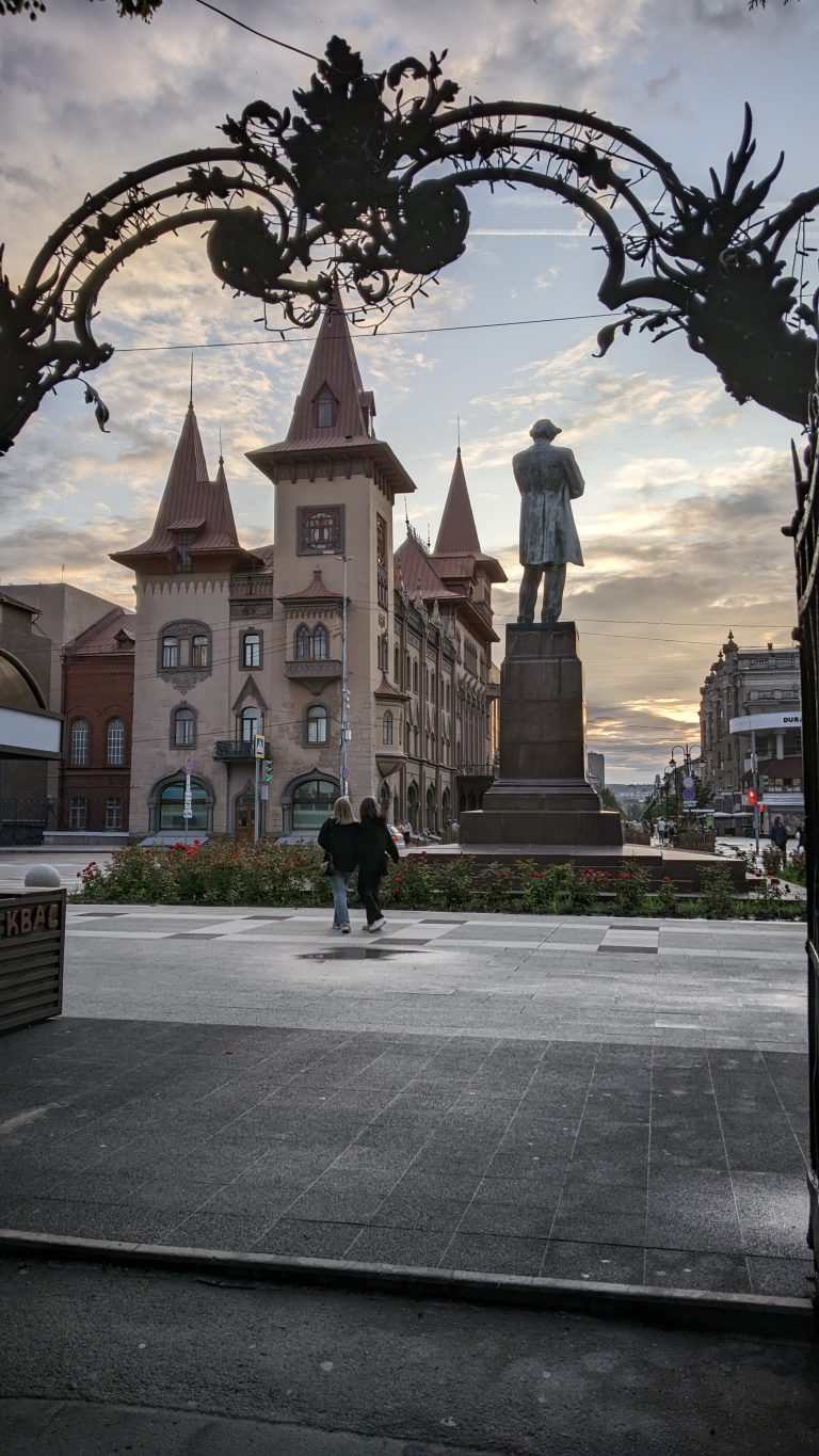 Street photo in Saratov, Russia by Denis Ermashevsky