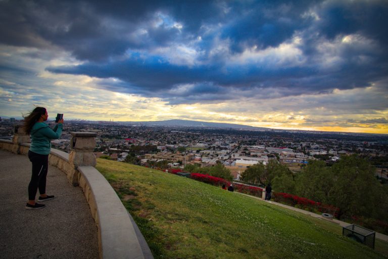 Street photo in Signal Hill, United States by Flavio Pereira