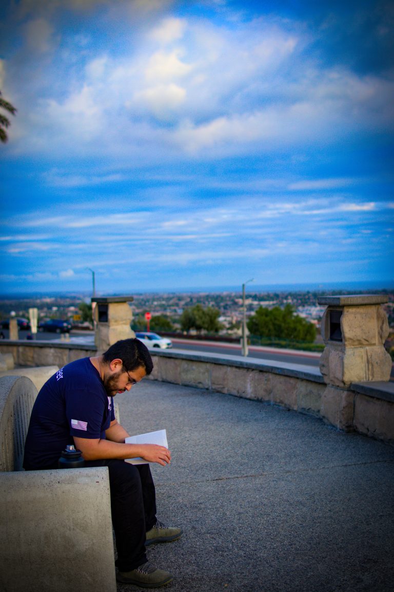 Street photo in Signal Hill, United States by Flavio Pereira