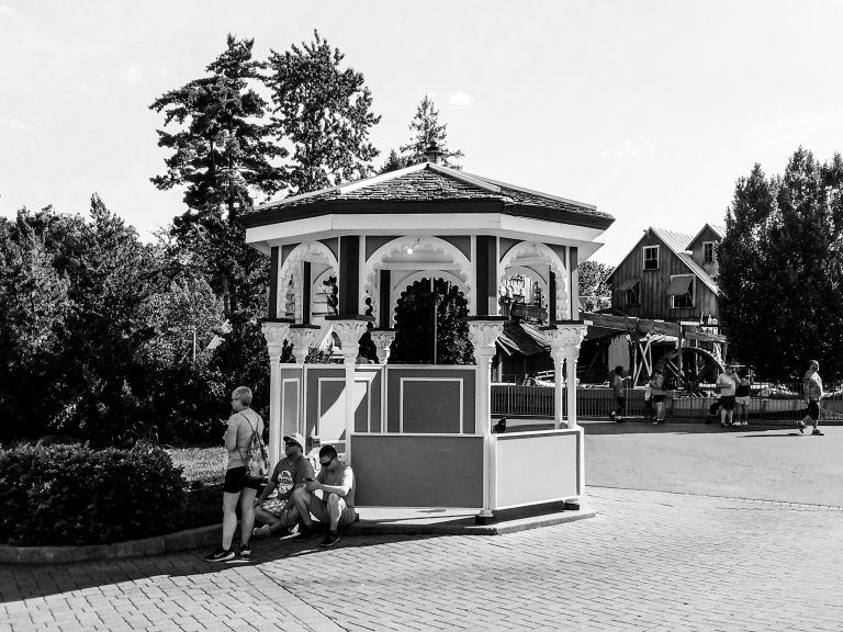 Street photo in Mason, United States by Luke Wilson