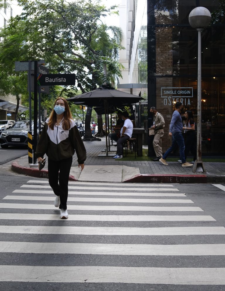 Street photo in Makati, Philippines by Mohd Fikrilamin Hanapiah