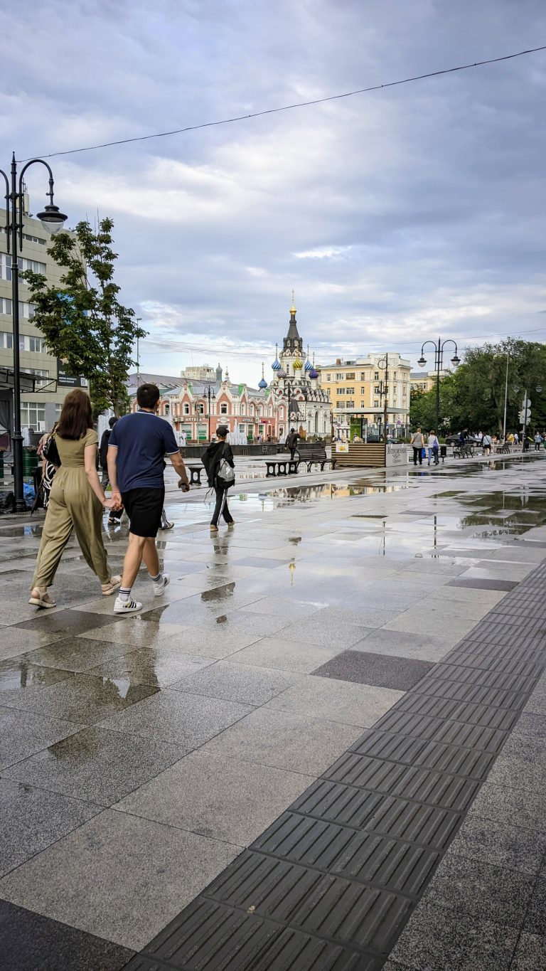 Street photo in Saratov, Russia by Denis Ermashevsky