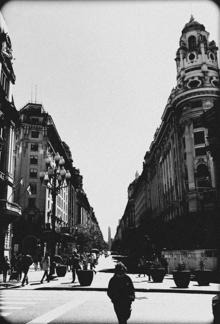 Street photo in Buenos Aires, Argentina by Patricio Pazmiño