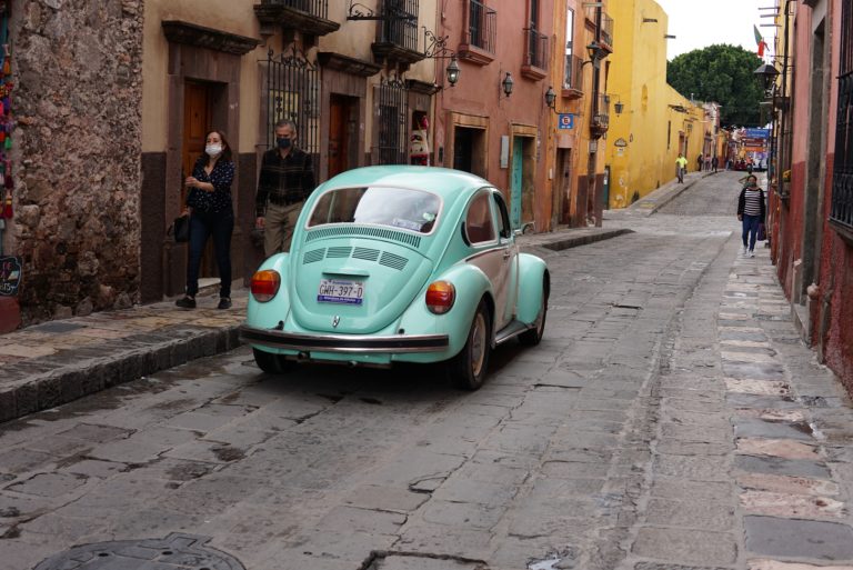 Street photo in San Miguel de Allende, Mexico by Oscar Aguirre