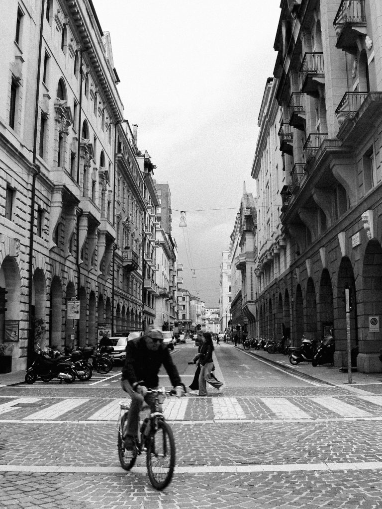 Street photo in Italy by Jacob Søndergaard