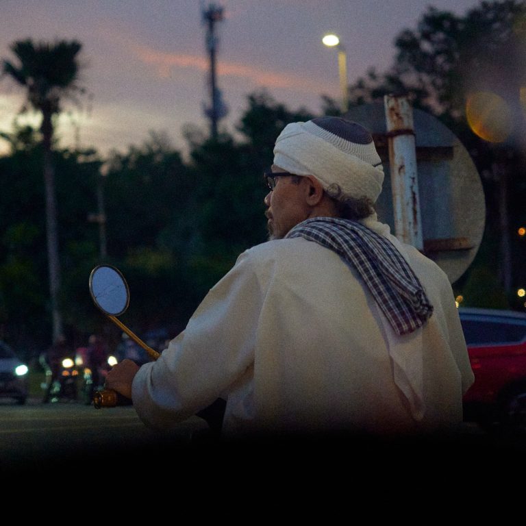 Street photo in Cyberjaya, Malaysia by Azfar Hakim