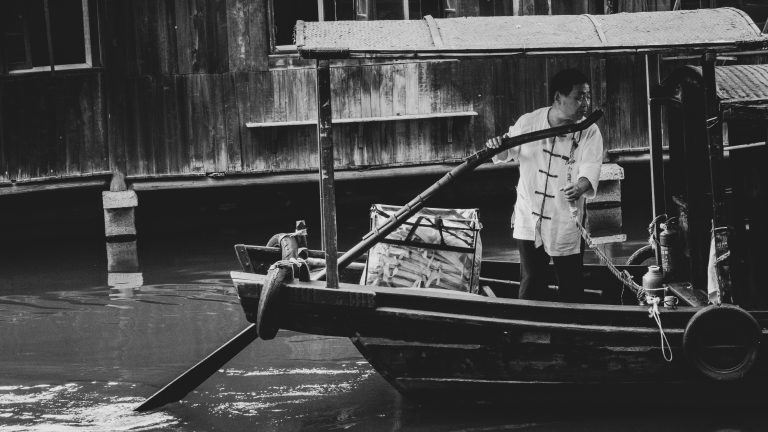 Street photo in Jiaxing, China by Bot Hong