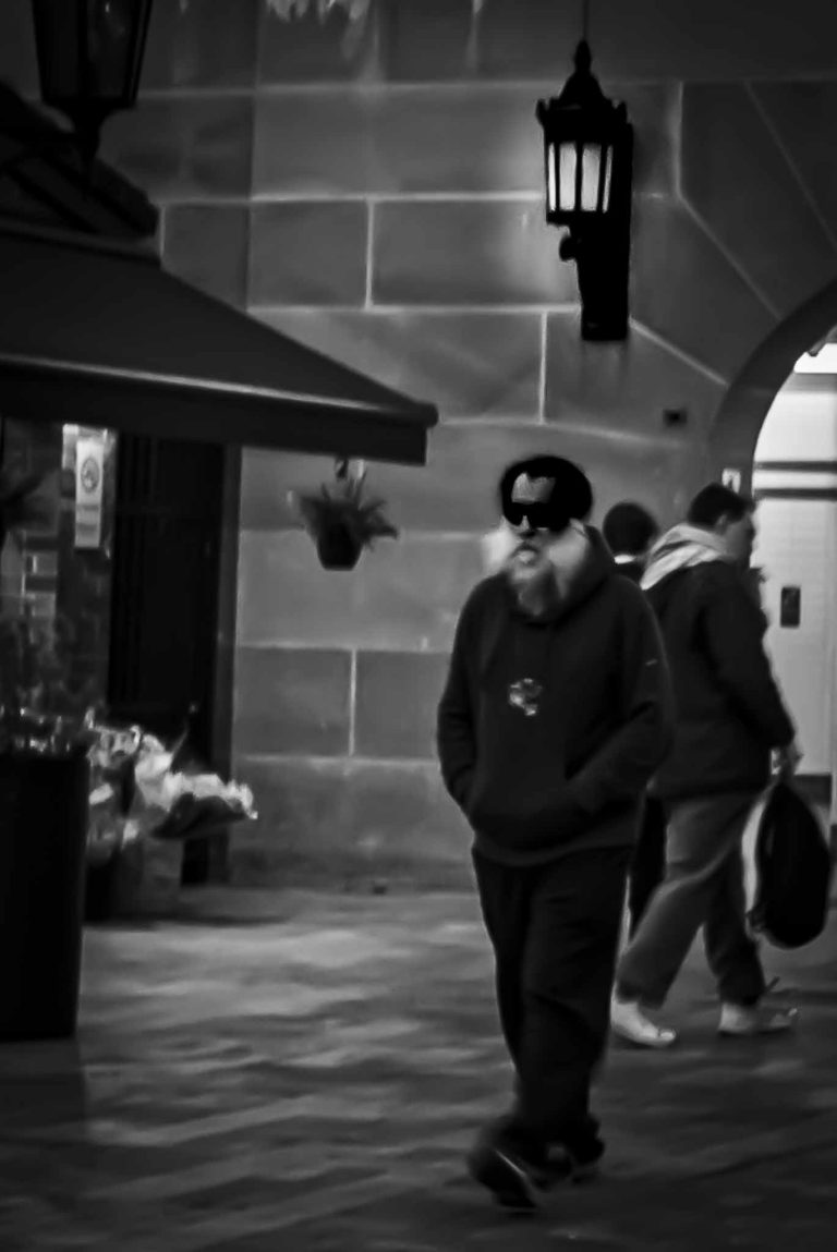 Street photo in Sydney, Australia by Peter Varnay