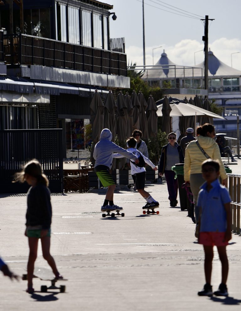 Street photo in Carcavelos, Portugal by Américo Sequeira