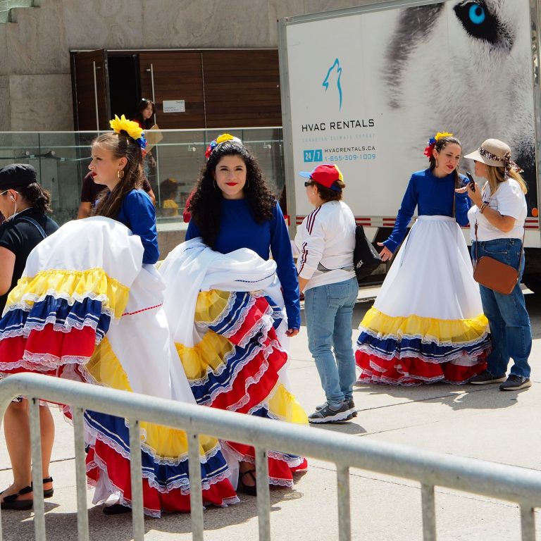 Street photo in Toronto, Canada by Alv Vin