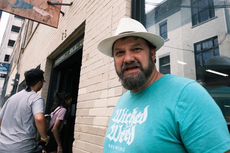 Street photo in Asheville, United States by Nico de Vries