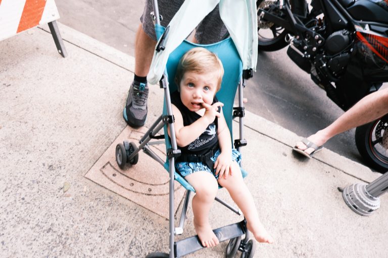 Street photo in Asheville, United States by Nico de Vries