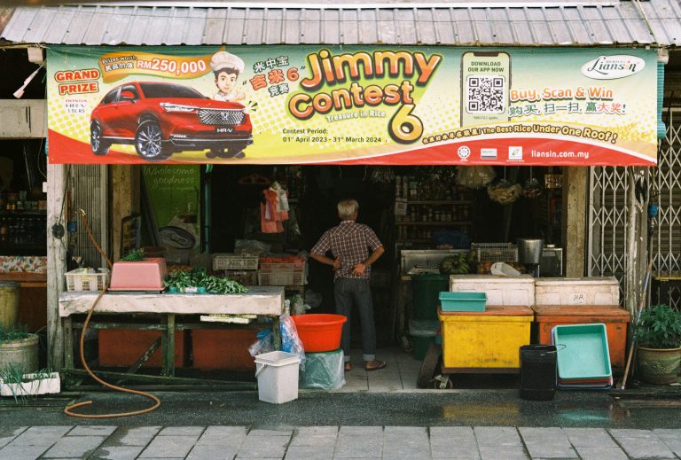 Street photo in Bau, Malaysia by Danny Chiam