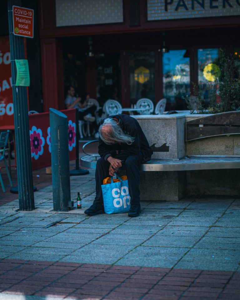 Street photo in Portsmouth, United Kingdom by Sebastian Kawka