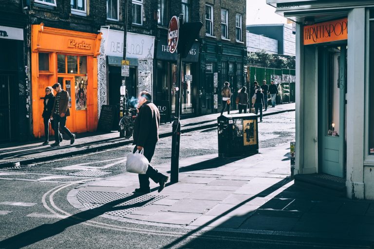 Street photo in London, United Kingdom by Adam Barnes