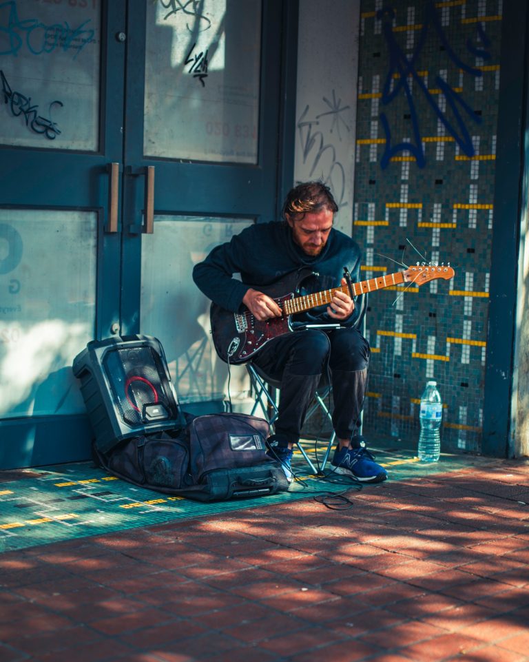 Street photo in Portsmouth, United Kingdom by Sebastian Kawka