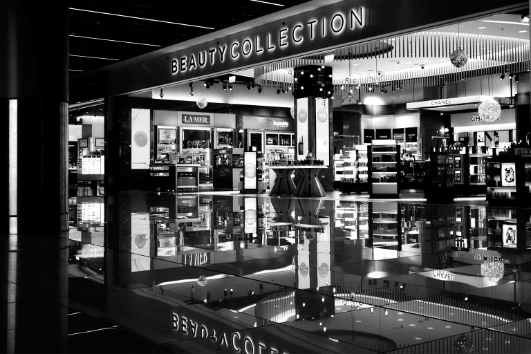 Street photo in Manchester, United Kingdom by Peter Buxton