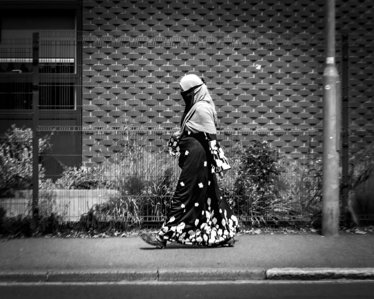 Street photo in Portsmouth, United Kingdom by Sebastian Kawka