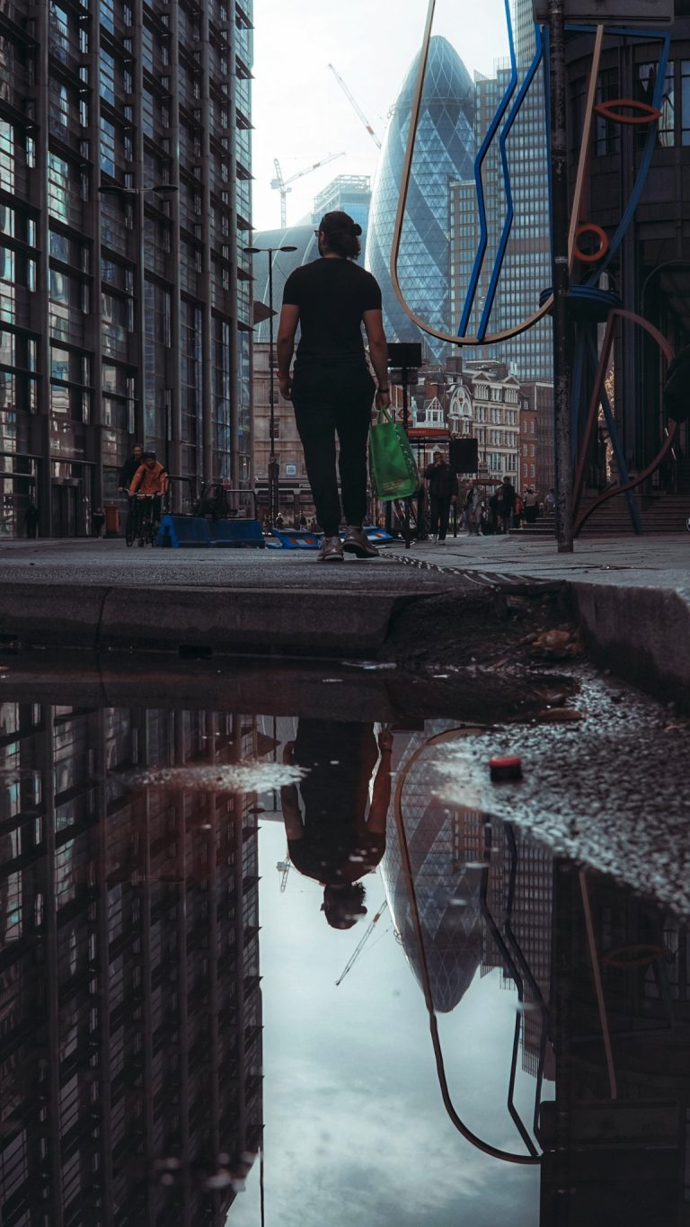 Street photo in London, United Kingdom by Lee Aspey