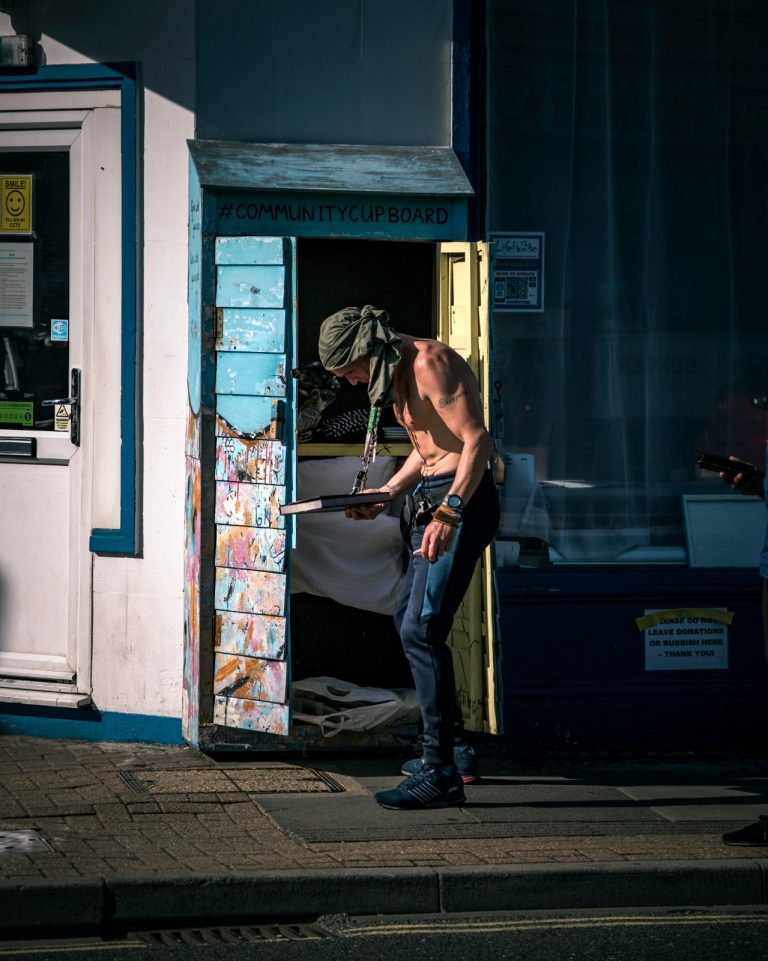 Street photo in Portsmouth, United Kingdom by Sebastian Kawka