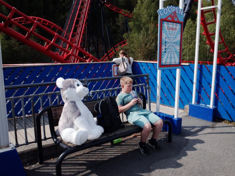 Street photo in Fryds Vei, Norway by Roham Rasai