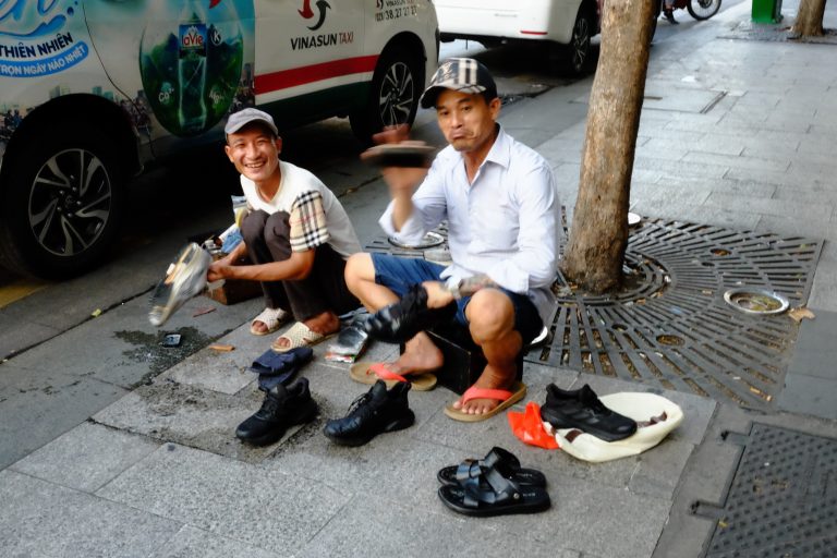 Street photo in Phố đi bộ Nguyễn Huệ, Vietnam by Khang Huynh