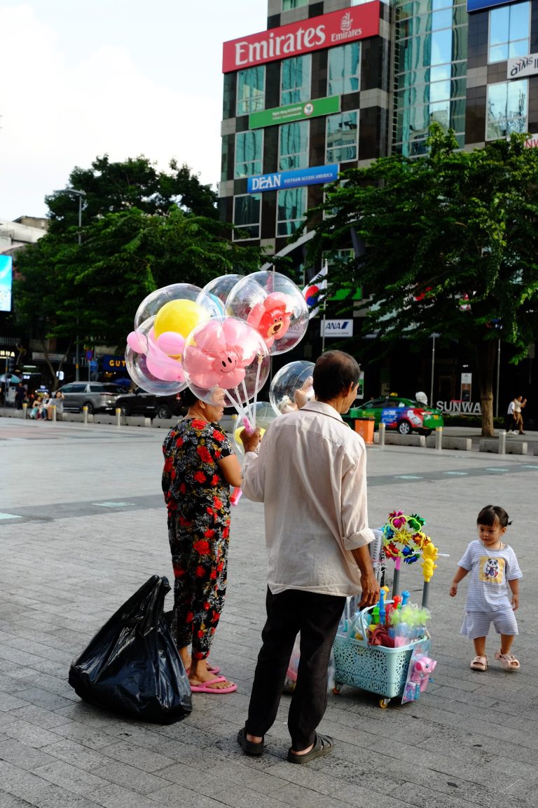 Street photo in Phố đi bộ Nguyễn Huệ, Vietnam by Khang Huynh