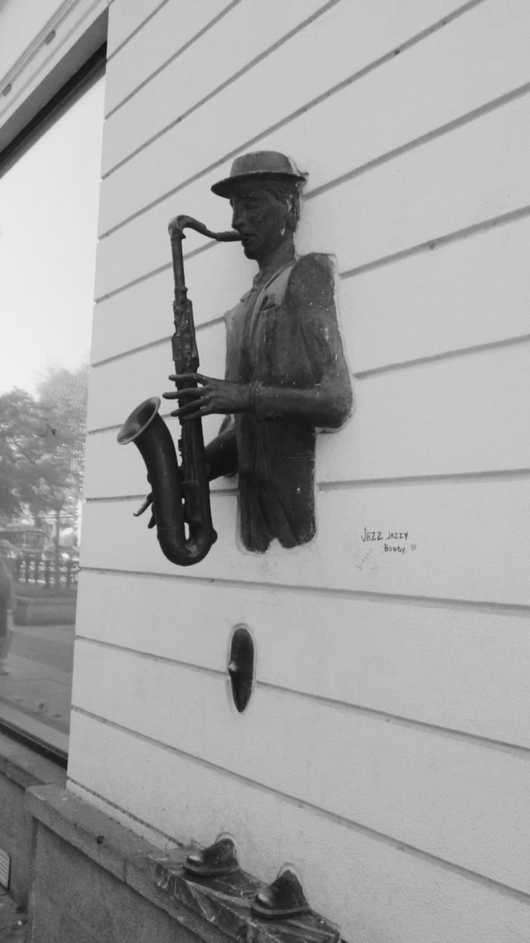 Street photo in Tbilisi, Georgia by Nikhat Mamedov