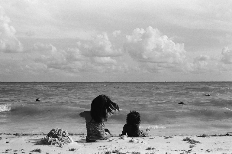 Street photo in Playa del Carmen, Mexico by Mauricio De Uriarte