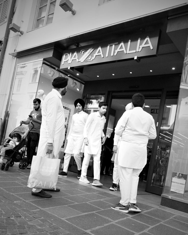 Street photo in Bolzano, Italy by Tim Schardt