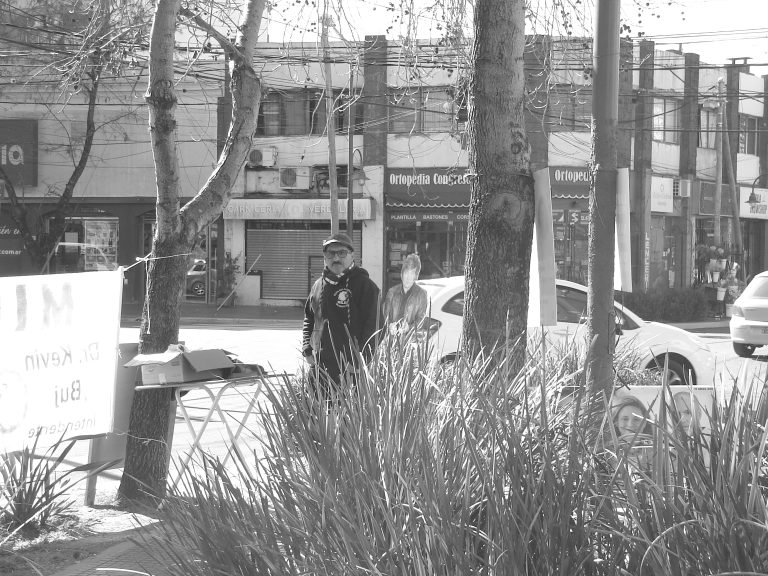 Street photo in Victoria, Argentina by Diestro Corleone