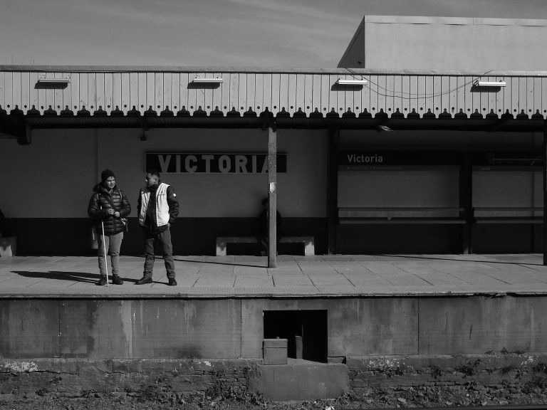 Street photo in Victoria, Argentina by Diestro Corleone