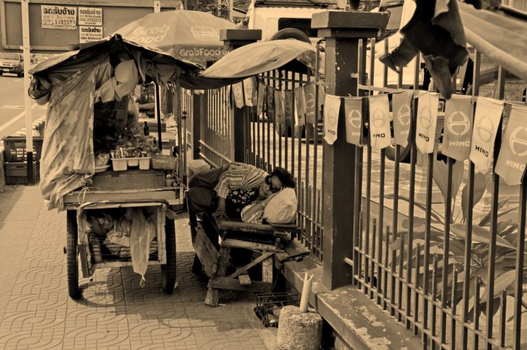 Street photo in Rangsit, Thailand by Peter Baltes