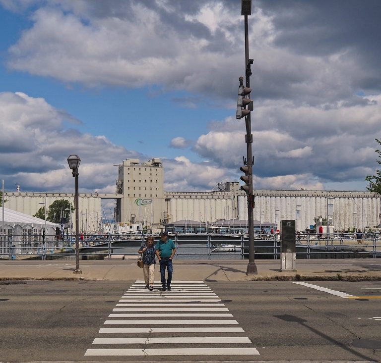 Street photo in Québec City, Canada by Côme Lachapelle
