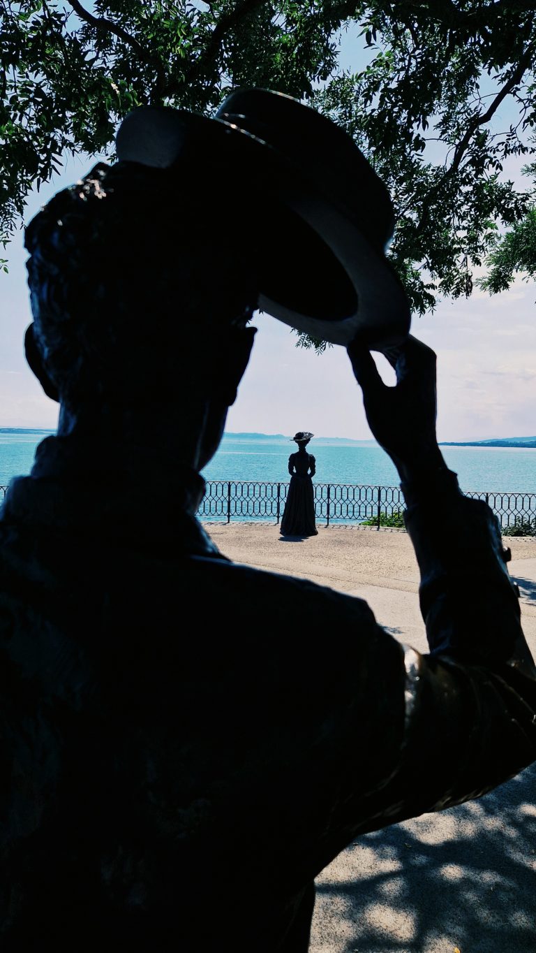 Street photo in Neuchâtel, Switzerland by Matthias Hofer