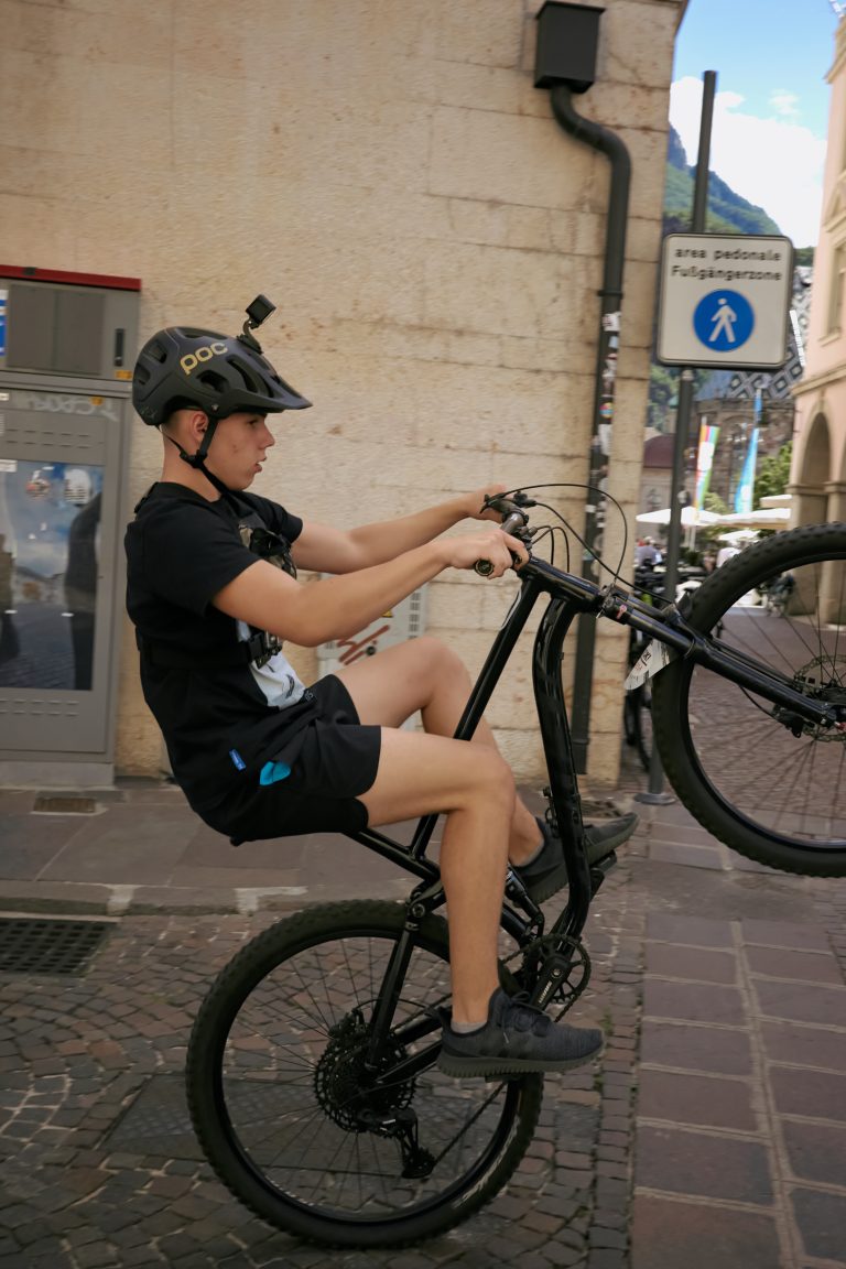 Street photo in Bolzano, Italy by Tim Schardt