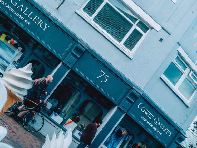 Street photo in Cowes, United Kingdom by Streetlandphotography DAY
