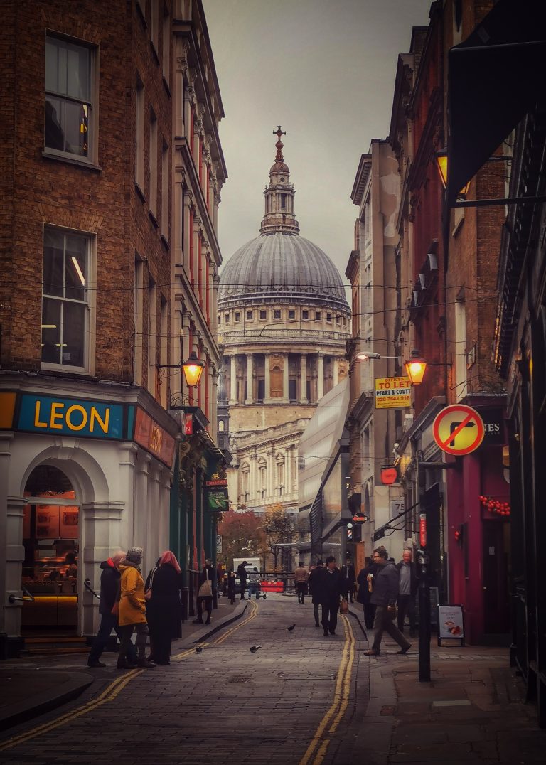 Street photo in London, United Kingdom by Lee Aspey