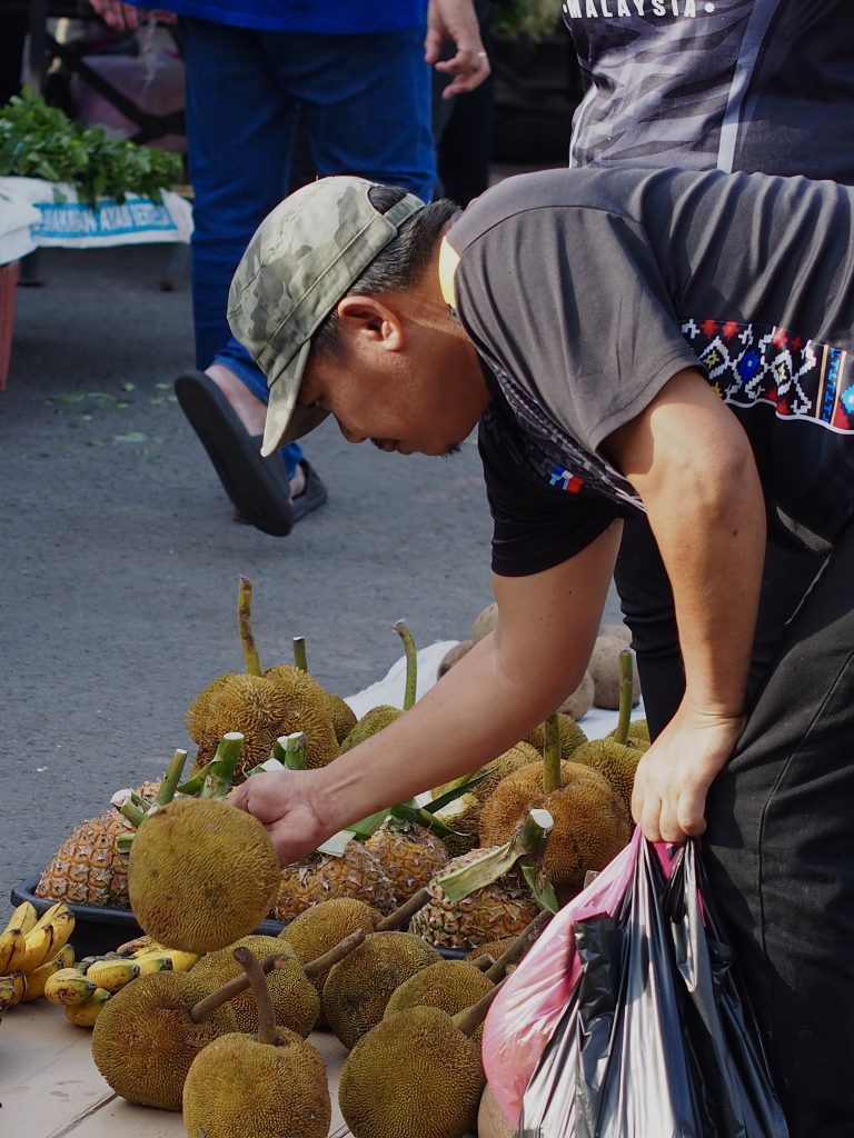 Street photo in Kota Kinabalu, Malaysia by Thomas Kcc
