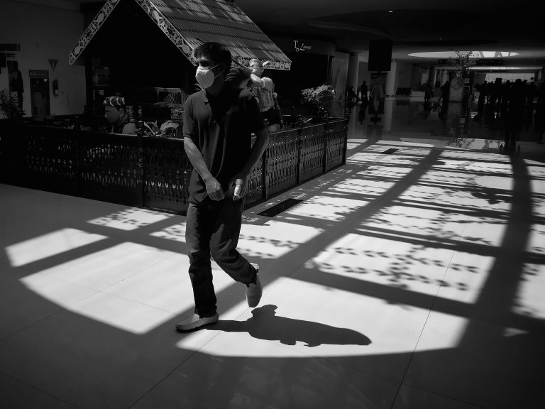 Street photo in Balikpapan, Indonesia by Kadek Windhu