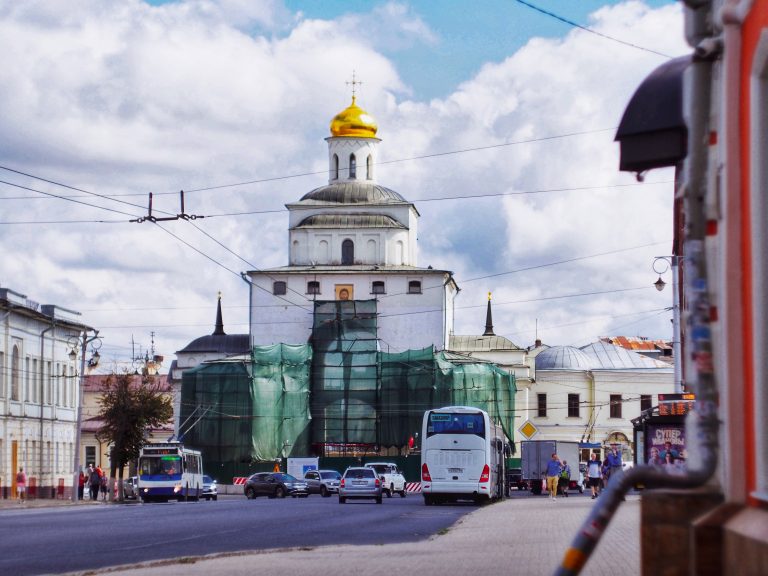 Street photo in Vladimir, Russia by Max Nefo