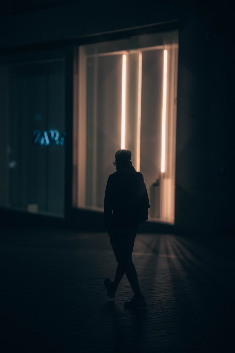 Street photo in Birmingham, United Kingdom by Tom Parkins