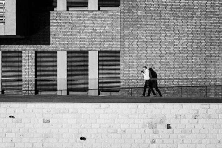 Street photo in Hamelin, Germany by Lars Reineke