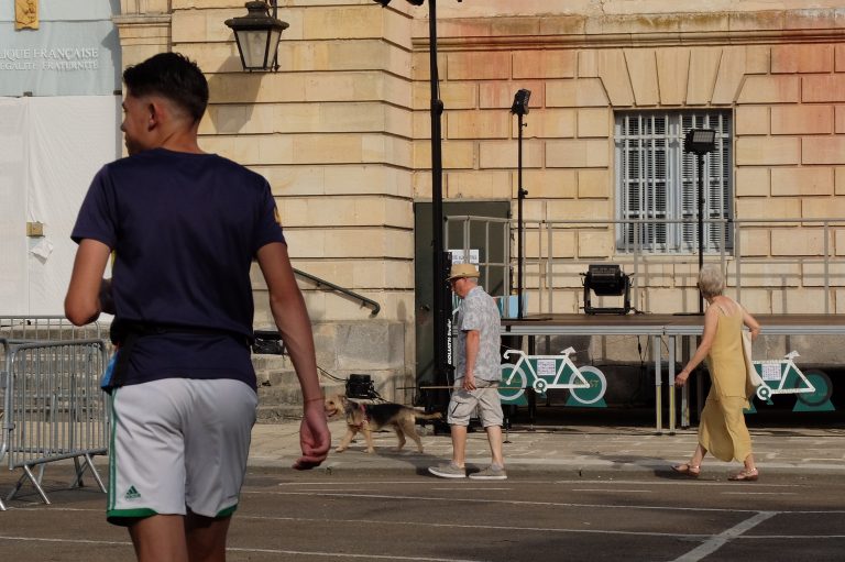 Street photo in Rambouillet, France by Dirk Sterzik