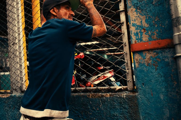 Street photo in San José, Costa Rica by Agustin Munoz
