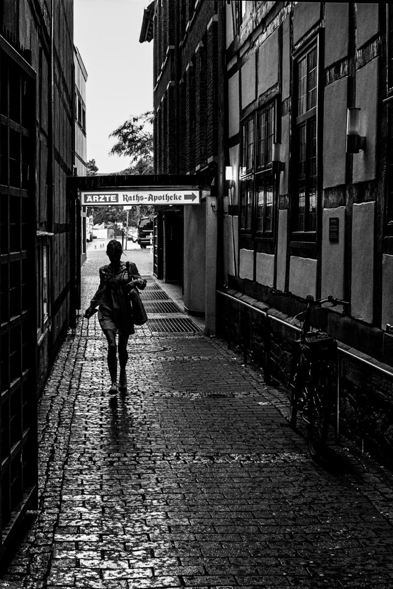 Street photo in Hamelin, Germany by Lars Reineke