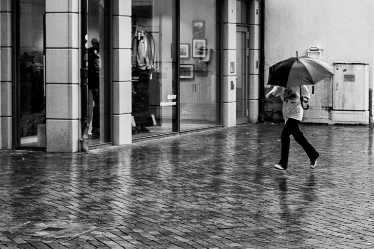Street photo in Hamelin, Germany by Lars Reineke