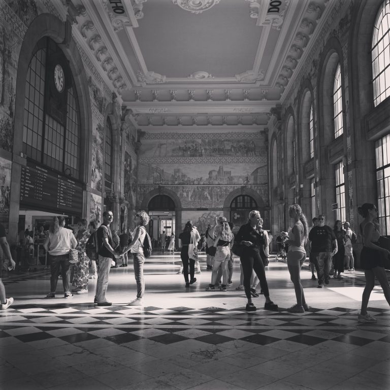 Street photo in Porto, Portugal by Ricardo Ferreira